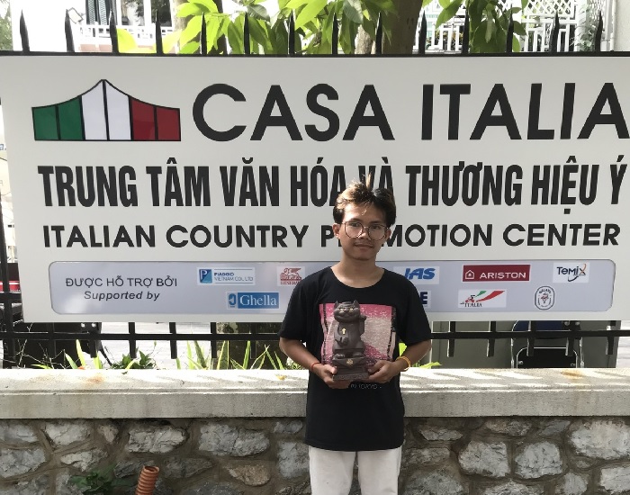 Tác phẩm tượng điêu khắc gốm mộc dát vàng Thần Mèo của nghệ sĩ Nguyễn Quang Vinh và hành trình vươn xa của Gốm Việt